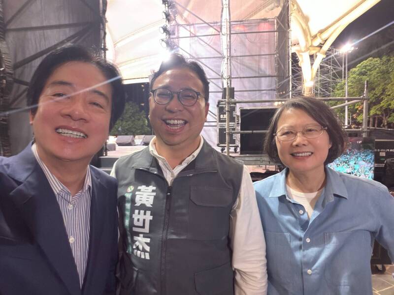總統賴清德拿出自己的手機和2人自拍，結果被蔡英文吐槽自拍技術跟黃世杰一樣需要重新學習。（圖擷取自@tsai_ingwen Threads）