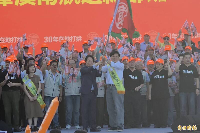 賴清德（左）搭火車赴宜蘭為林國漳授戰旗。（記者江志雄攝）