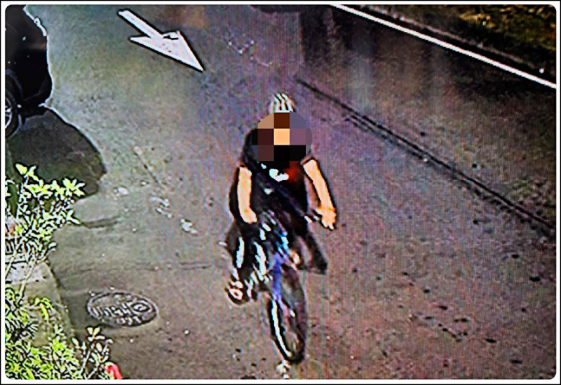 陳男行凶後騎腳踏車逃離出租公寓。（警方提供）