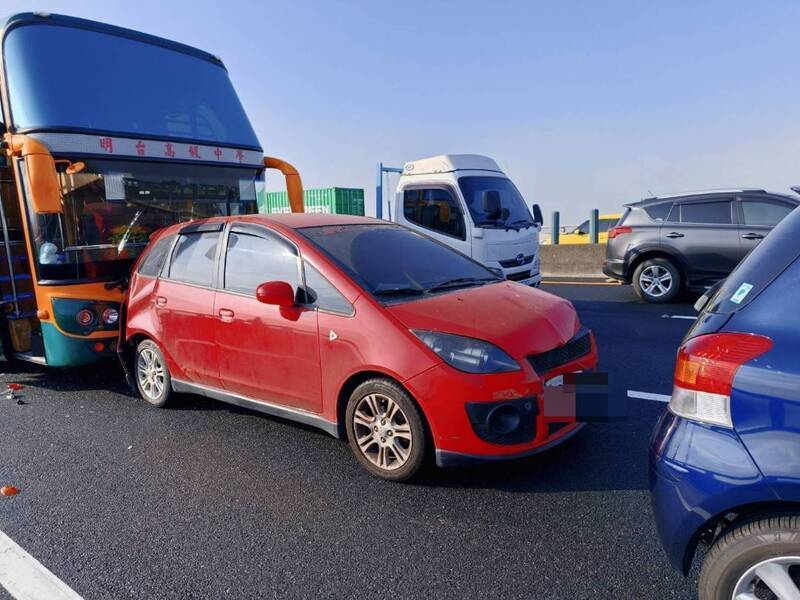 国道3号彰化路段传出4车连环追撞，依序为蓝车、红车、交通车，以及联结车。（民众提供）