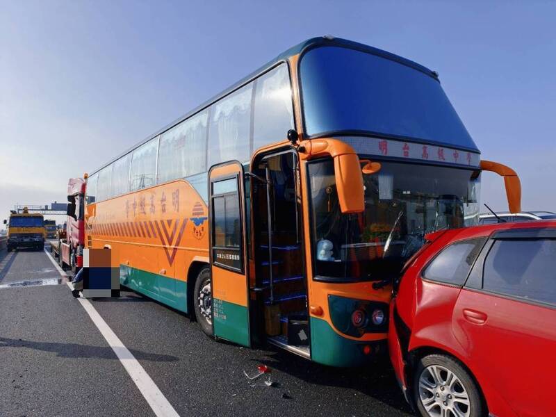 国道3号彰化路段传出4车连环追撞，依序为蓝车、红车、交通车，以及联结车，所幸交通车上没有学生。（民众提供）