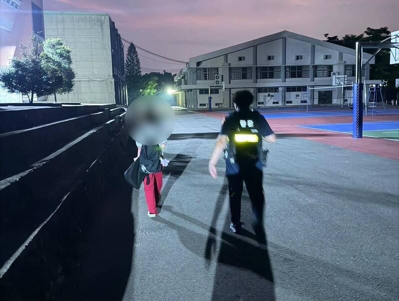 警方协助女学生从备用通道引导脱困，后续交由家长接送返家。（警方提供）