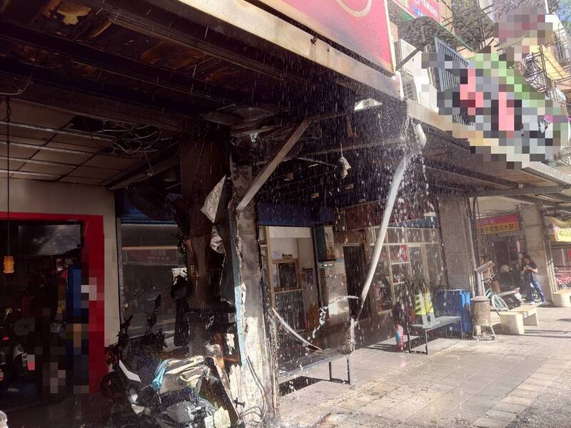 新店機車行招牌突起火竄濃煙 36消防急滅火疏散9住戶