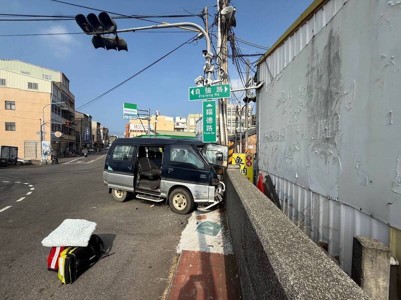 苗栗通霄廂型車失控連撞!72歲翁不治 妻搶救