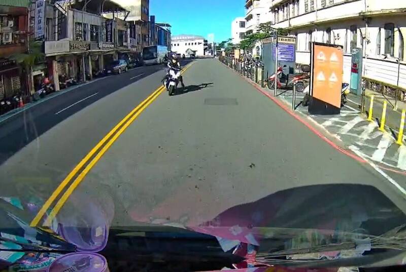 考取駕照剛滿月!基隆18歲女騎士衝對向車道 遭廂型車撞飛亡