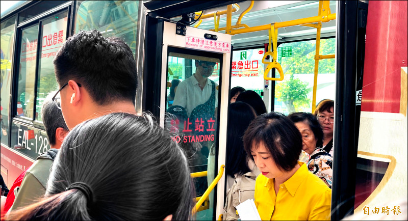 何欣純批公車運量雪崩 江啟臣推智慧安全網