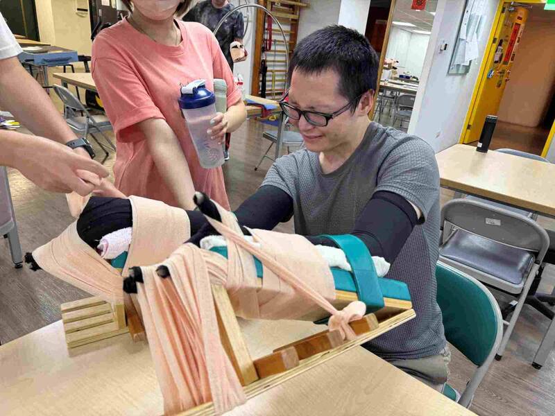 58.5%燒傷、昏迷逾1個月 他復健2年重返職場