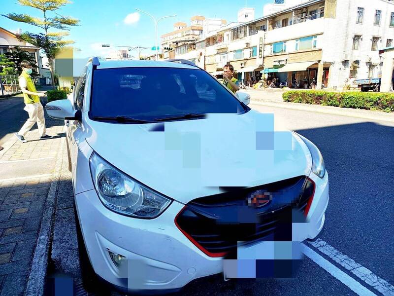 欠税的陈姓男子把车停在宜兰市岚峰路停车格，被行政执行署宜兰分署人员发现。（图由行政执行署宜兰分署提供）