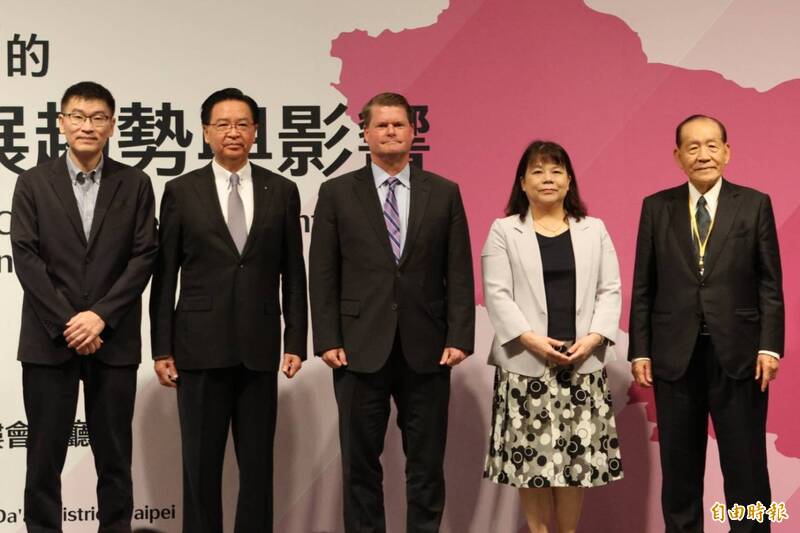 陸委會、國防院及國科會20日舉行「國際政經變局下的中國大陸發展趨勢與影響」國際研討會，邀請國安會秘書長吳釗燮（左2）、前美國戰爭部印太安全事務副部長薛瑞福（Randall Schriver，中）主題演說。（記者方瑋立攝）