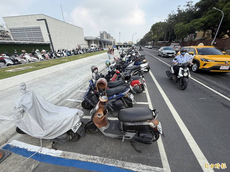 台南新火車站路邊超長機車位藏交安危機 市府回應了