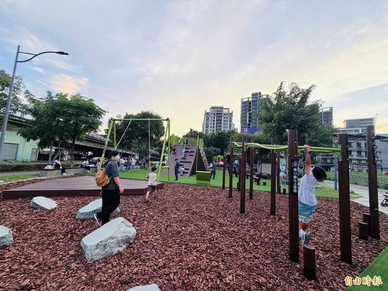 三重德厚公園翻新啟用 獨創「青蛙王子」、「大航海冒險王」打造全齡化遊戲場