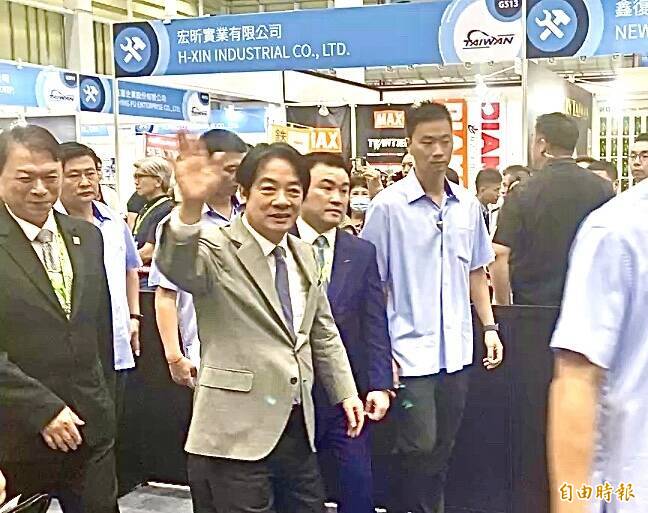 總統賴清德（中）為2026台灣國際五金工具博覽會 × 五金工業展（TiTE x IHT）」剪綵。（記者黃旭磊攝）