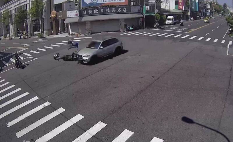 台中BMW休旅車撞飛騎士 「天外飛來1人」嚇壞停等區騎士