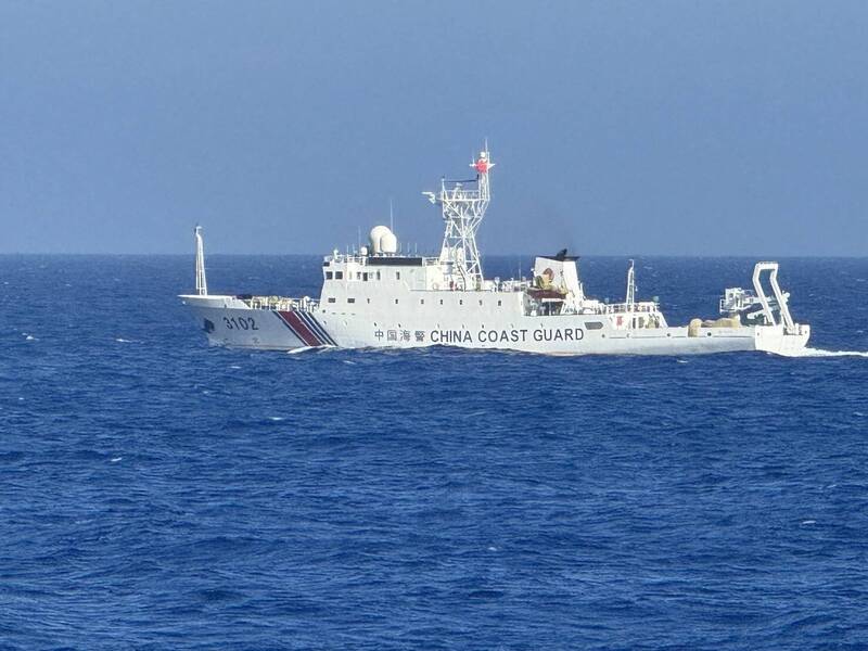 中國海警船不斷侵擾東沙島海域。（海巡署提供）