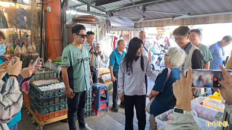 洋流外溢台東 沈伯洋團隊總幹事吳沛憶市場拜票人氣旺