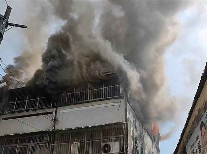 員林市四平街一排連棟透天厝發生火警，大量濃煙不斷從火場竄出。（民眾提供）