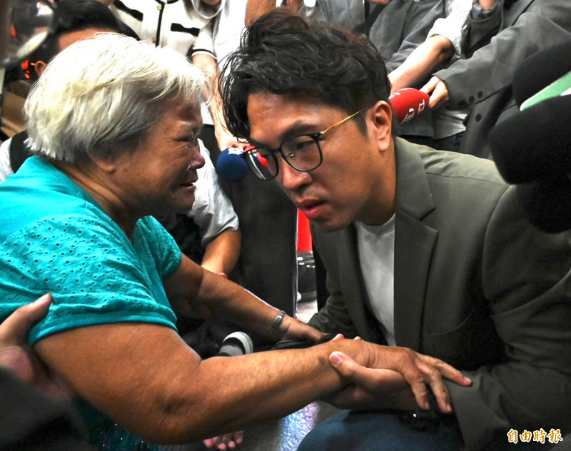 社子島阿嬤下跪陳情被藍議員抹黑領錢 張育萌:不認識選民還開嘲諷