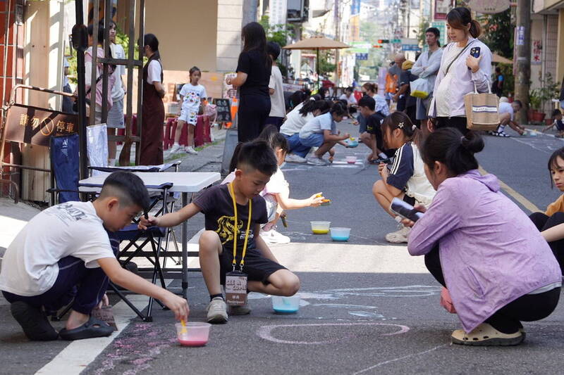 南投埔里西康路試辦「戰術型都市主義」 封路百米打造臨時人行道