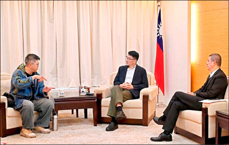 陸委會日前邀請相聲演員黃逸豪（左）到會，由副主委梁文傑（中）代表接待，對於黃遭跨境鎮壓一事，表達政府關懷。（取自陸委會臉書）
