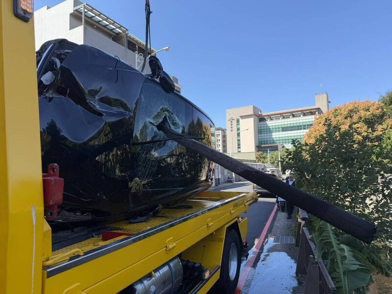 驚險!竹北轎車自撞護欄翻落水溝 粗木條直插擋風玻璃