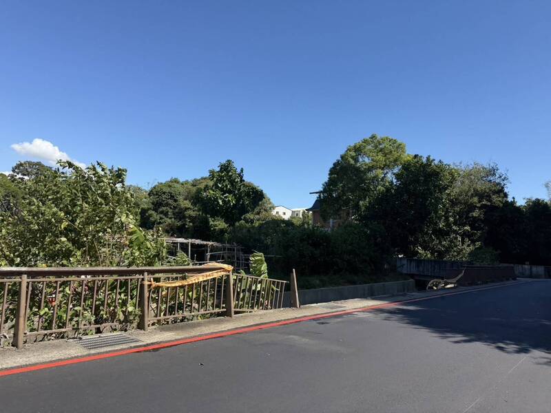 竹北市公所预计于今日下午紧急进行临时护栏修复工程，先做好安全防护。（彭竣志提供）