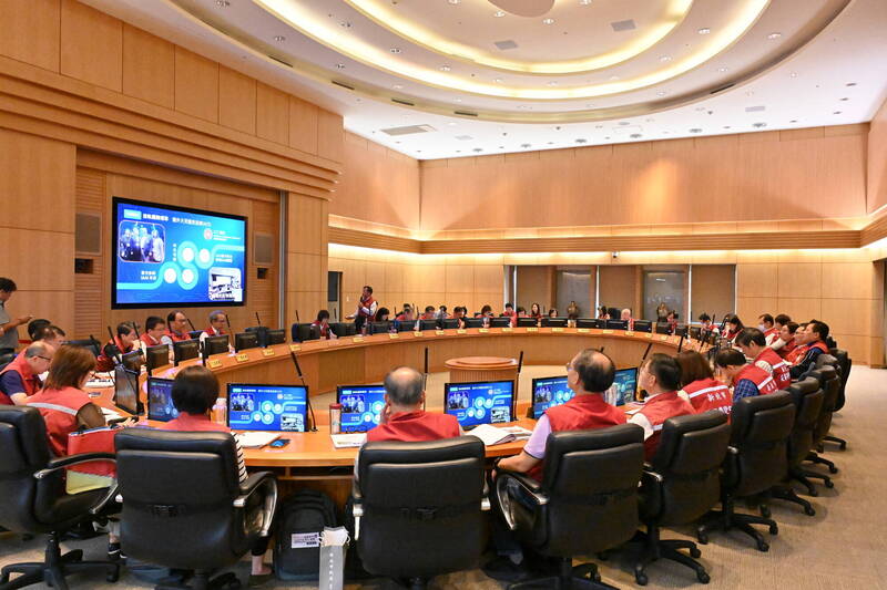 新北市政府今天在市政会议中，由消防局长陈崇岳以「科学鉴识CSI  淬炼韧性新北」为题专案报告，分享新北火调鉴识中心从「科学鉴识」CSI出发，追寻火场真相，进阶以大数据，助攻火灾预防、抢救派遣及城市治理。（记者吴仁捷翻摄）