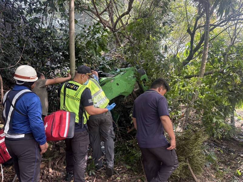 載水箱大貨車三地門山區翻覆 駕駛命危送醫搶救