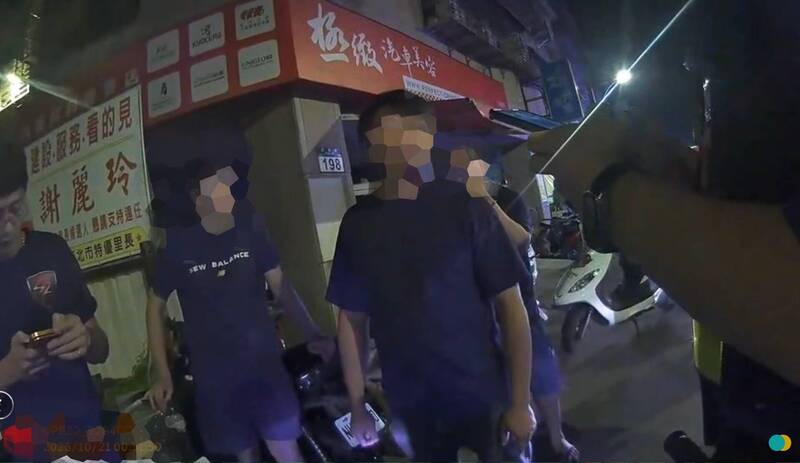 警方到场制止冲突扩大，并将施暴的吴、陈2人逮捕法办。（记者徐圣伦翻摄）