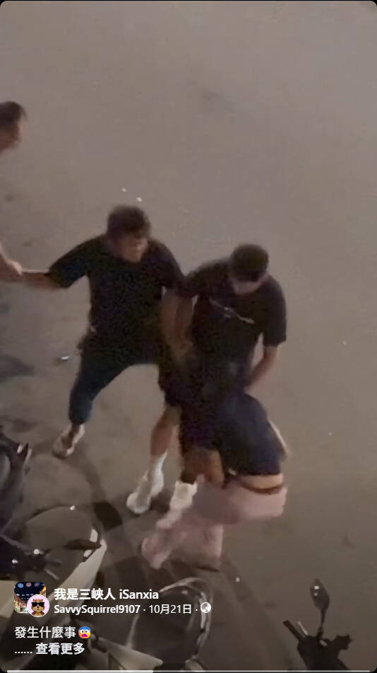 吴男当街施暴。（记者徐圣伦翻摄）