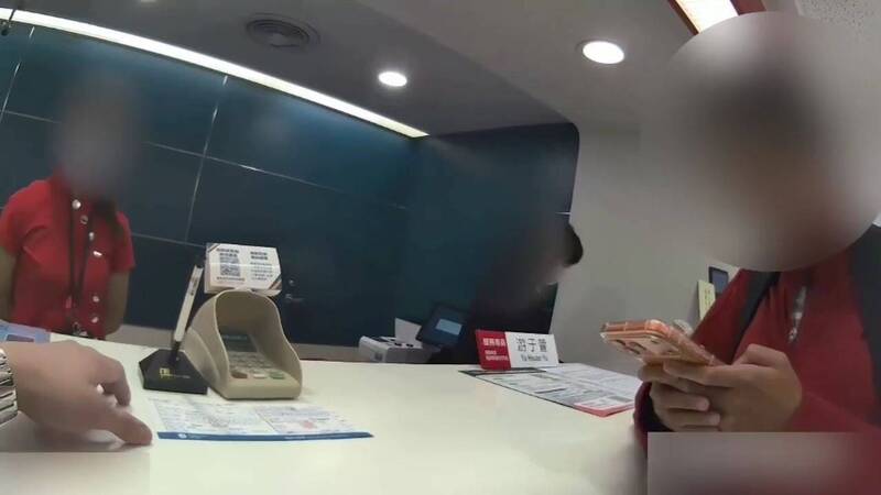 詐團教戰「家中急用」!北市女險噴100萬 警銀聯手拆穿騙局