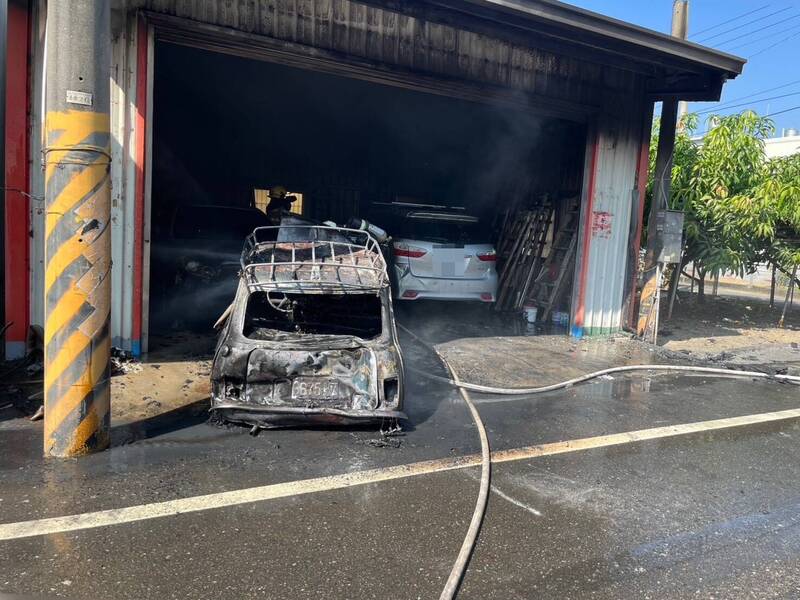 轎車碰撞釀火燒車 37年老車起火滑進民宅車庫