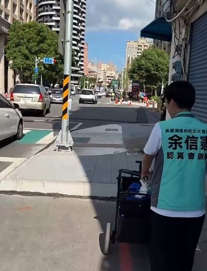 余信憲為桃園人行道批張善政!長者跌倒喊遭抹黑