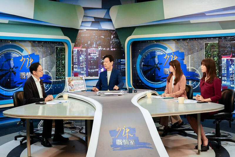 張善政（左）登上《少康戰情室》接受專訪。（圖由張善政競辦提供）