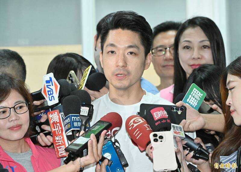 蔣萬安視察托嬰中心「不脫鞋、僅穿鞋套」挨轟!律師:真的甚麼都不知道......
