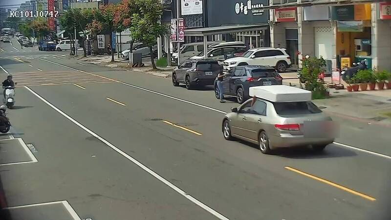 移動臥室!男駕車竟「扛床上路」 警開罰最重1.8萬元