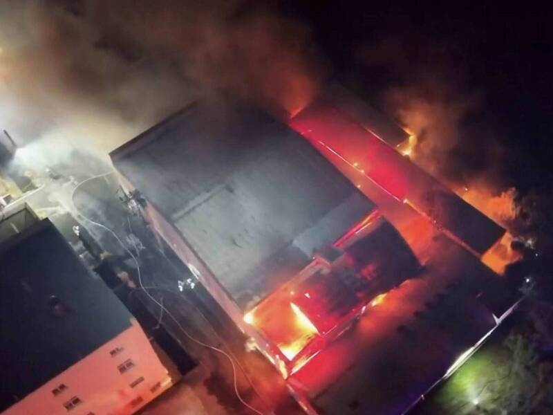 福興家具工廠暗夜大火，空拍畫面超驚悚。（消防局提供）