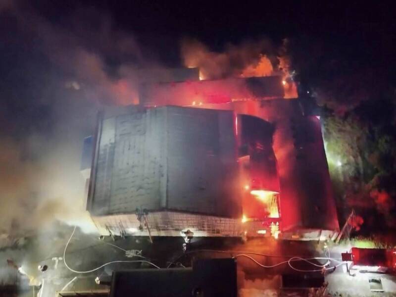 福興家具工廠暗夜大火，消防局出動無人機高空監控火勢。（消防局提供）
