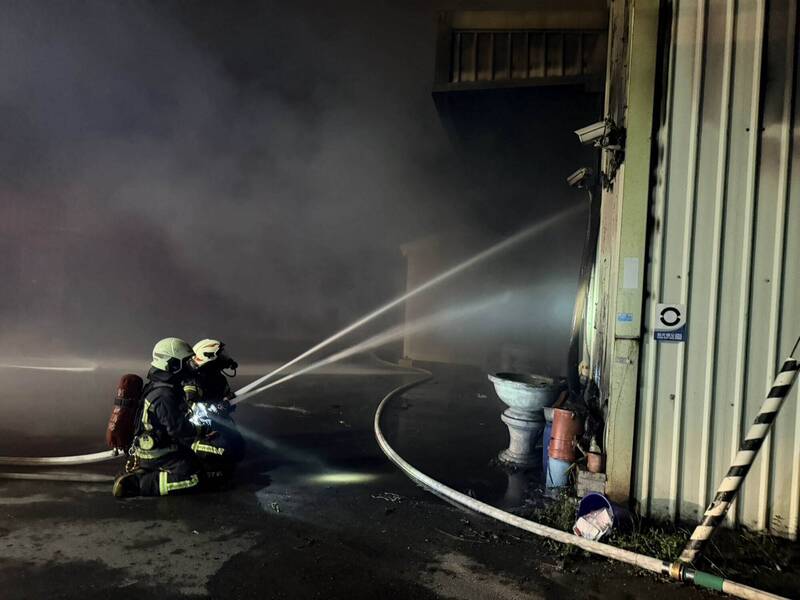 福興家具工廠暗夜大火，消防員全力搶救。（消防局提供）