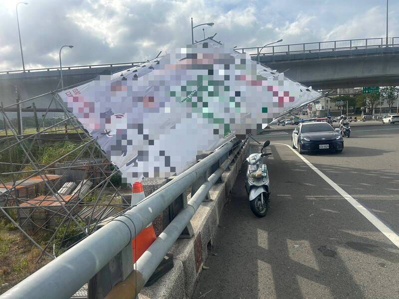 苗栗強風吹倒選舉看板!女騎士疑遭固定繩勒脖摔車送醫