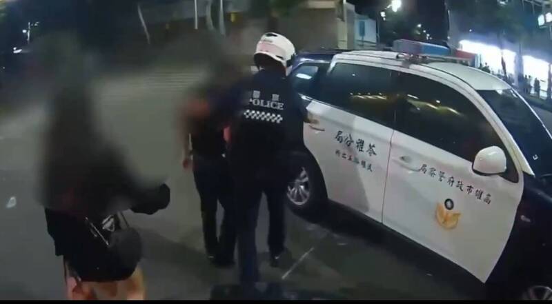高雄街頭酒後互看不順 4人爆發推擠衝突被警帶走