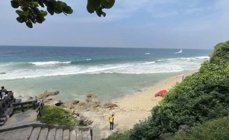 颱風前夕意外頻傳！小琉球美人洞民眾遭浪捲走 海巡全力搜救中