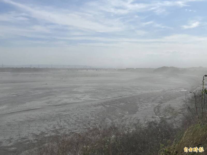 雲林沿海飆10級陣風！台西舊工寮屋頂吹掀 濁水溪揚塵達橘色警示