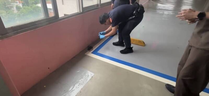 基隆信二路立體停車場男子墜樓身亡 身旁遺留手機、眼鏡