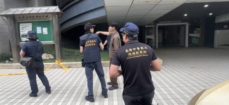 基隆市中正區信二路立體停車場，今天午後發生一起高處墜樓死亡案，警方到場拉起封鎖線，追查死者身分
（記者林嘉東翻攝）
