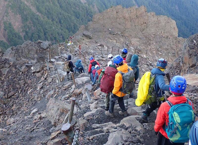薔琵來襲!玉山撤離118山友 11人縱走隊急下山