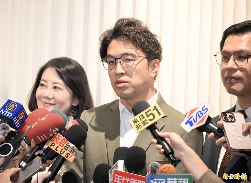 阮劇團「洋流」貼紙風波延燒 沈伯洋反問:我說法跟蔡詩萍一模一樣啊!