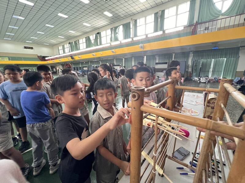 台南鹽水國小「竹子運動會」 結合蜂炮鴿笭民俗傳承在地文化