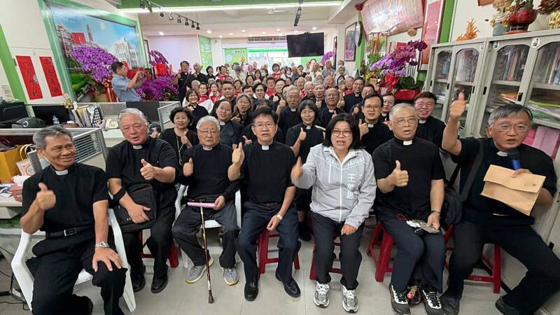 百名基督徒為王美惠祈禱 祈求守護台灣民主