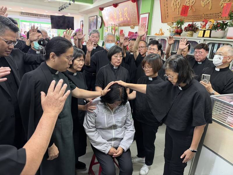 王美惠接受牧師與基督徒按手祝福禱告。（王美惠競選總部提供）