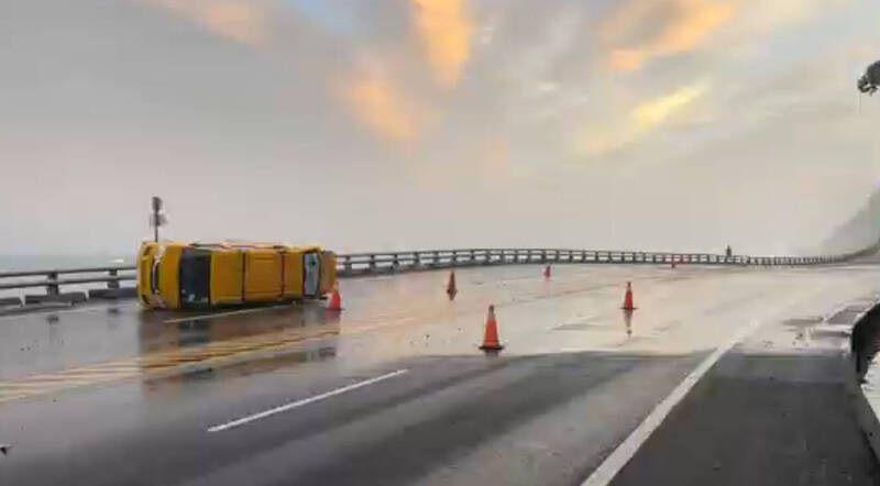 薔琵颱風逼近!台東巨浪拍上台9線 搶修工程車遭掀翻